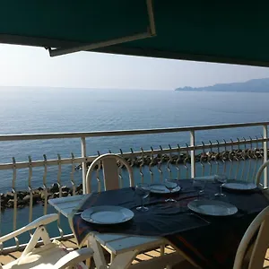 sea-front-attic.hotelitalianriviera.com/